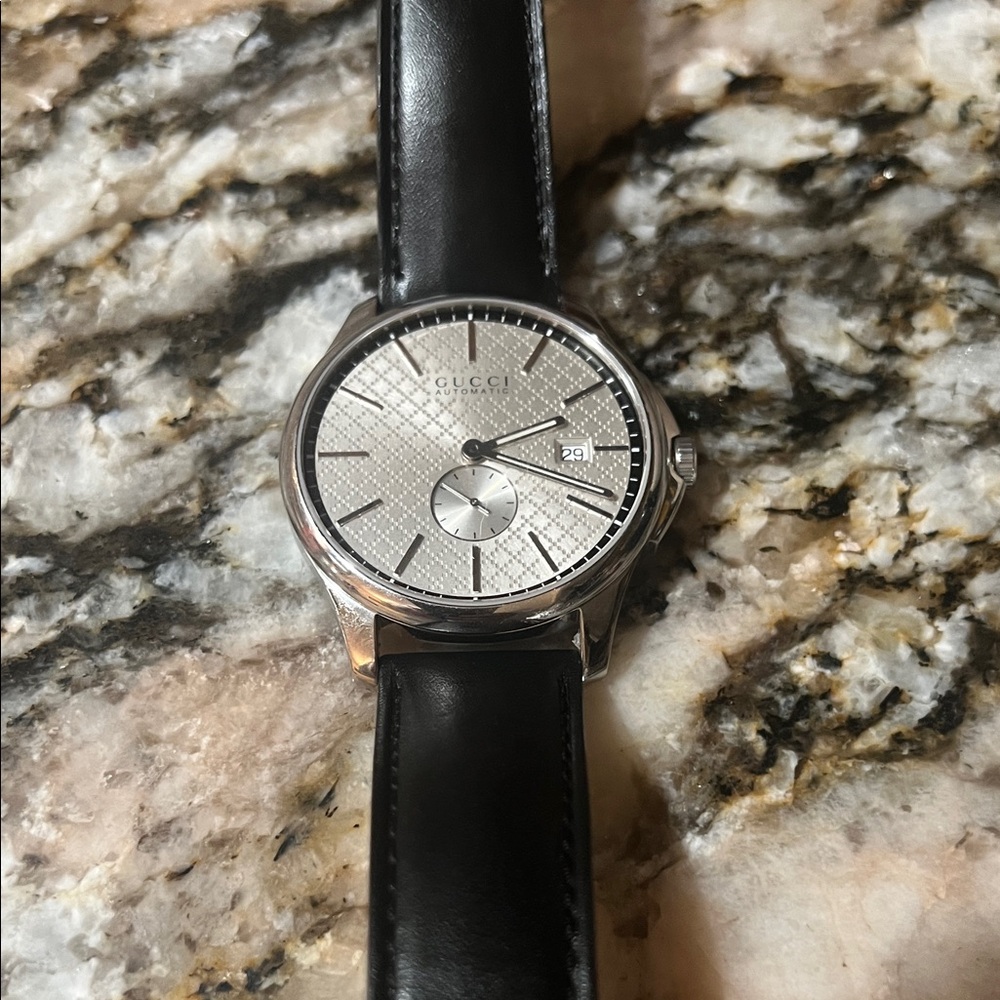 Gucci Black and Silver Timepiece